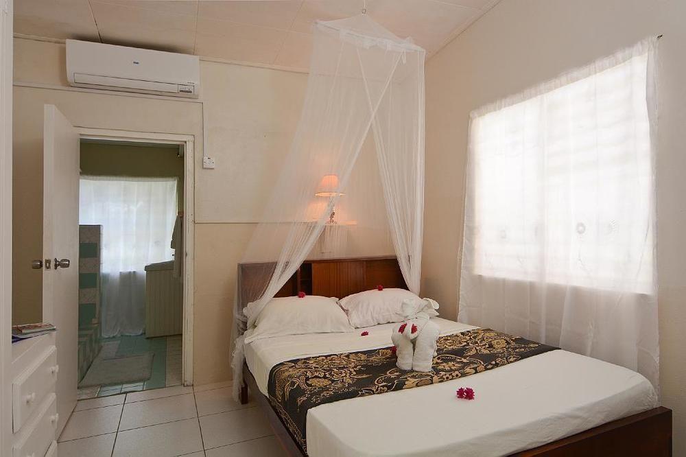 Отель Keegans Beachside Bequia Island Экстерьер фото