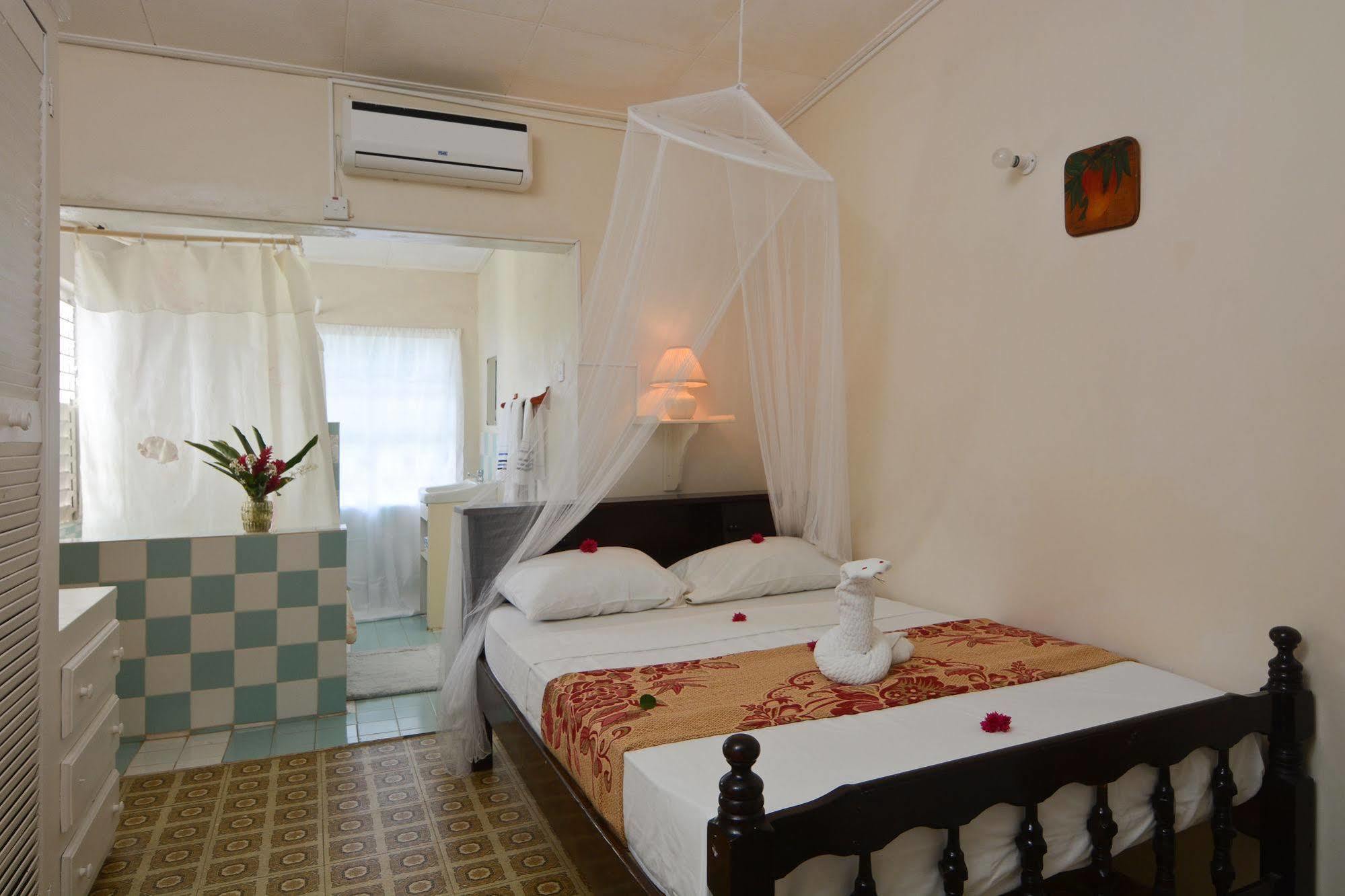 Отель Keegans Beachside Bequia Island Экстерьер фото