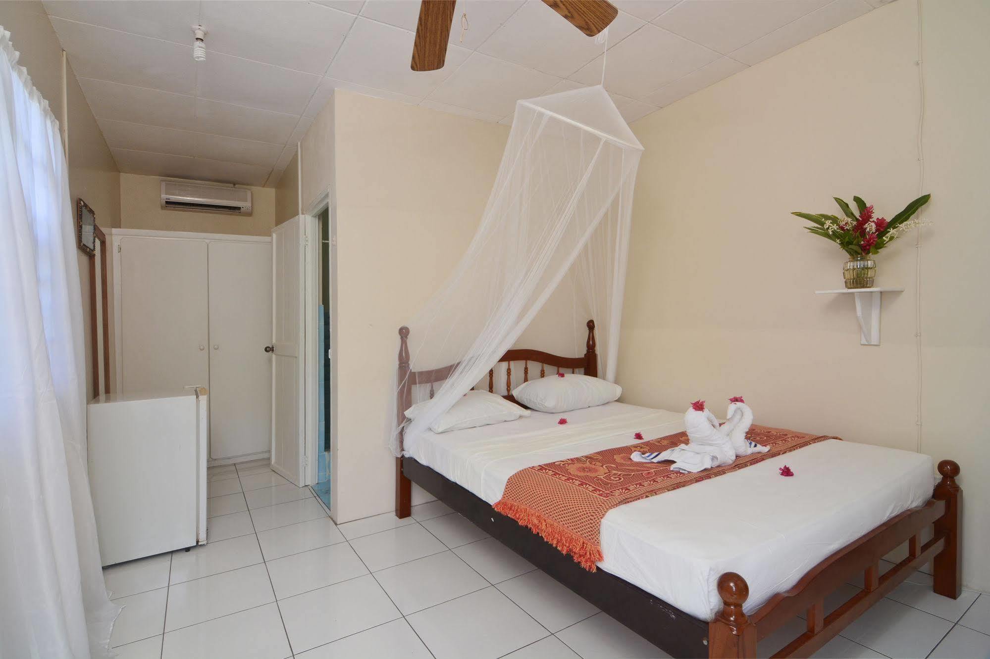 Отель Keegans Beachside Bequia Island Экстерьер фото