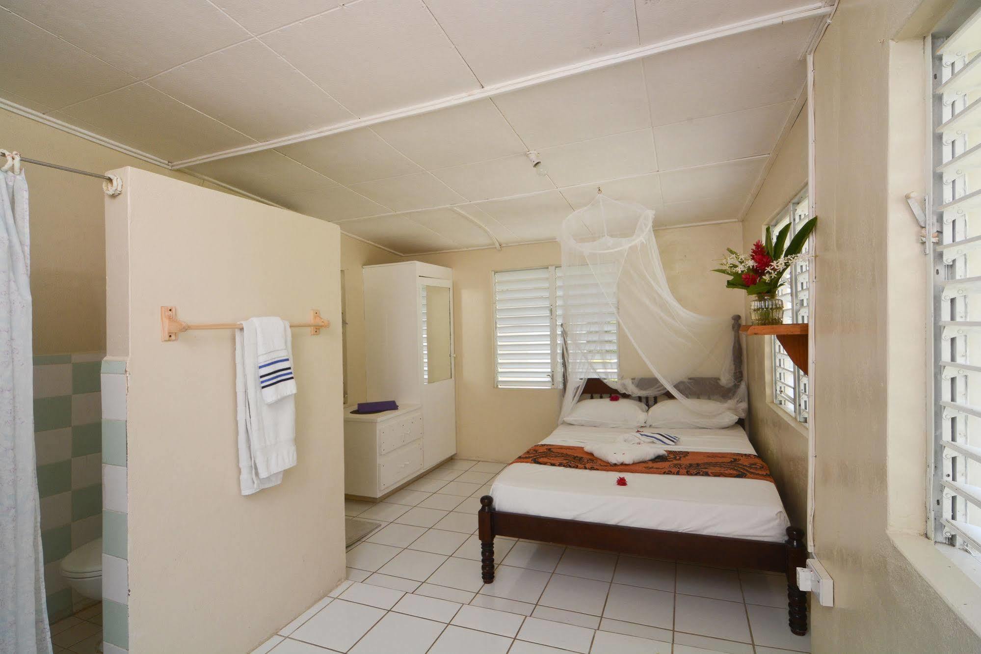 Отель Keegans Beachside Bequia Island Экстерьер фото